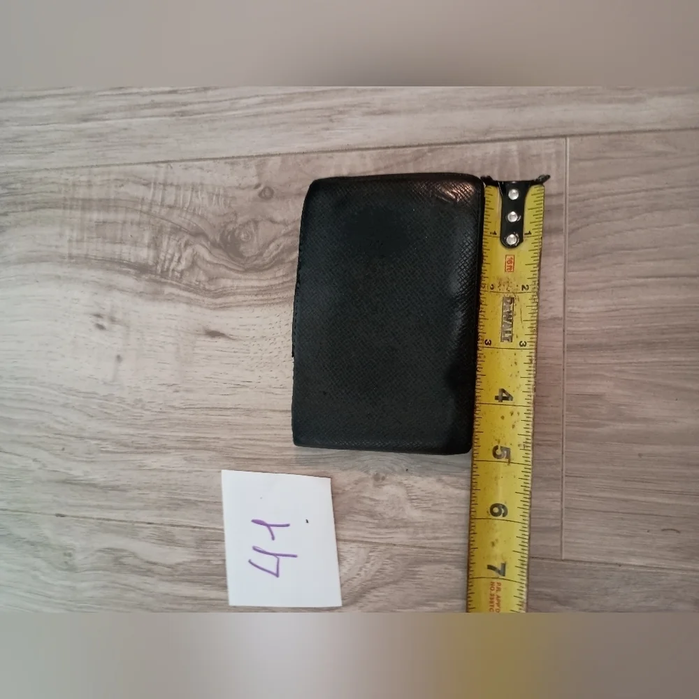 Authentic Louis Vuitton Black Taiga Leather Mens Multiple Wallet